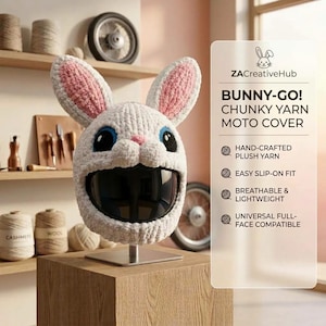 Puede incluir: Una funda de ganchillo para casco con forma de conejo blanco y rosa, con orejas grandes, ojos azules y negros y nariz rosa. El texto dice: ZACreativeHub BUNNY-GO! CHUNKY YARN MOTO COVER, HAND-CRAFTED PLUSH YARN, EASY SLIP-ON FIT, BREATHABLE & LIGHTWEIGHT, UNIVERSAL FULL-FACE COMPATIBLE.