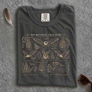 Comfort Colors® Bat Botanical Field Guide T-Shirt, Dark Academia Goth Naturliebhaber T-Shirt