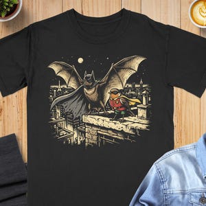 Comfort Colors® Bat & Robin T-shirt, vintage superhelden-T-shirt in stripboekstijl, fanart voor vogelliefhebbers