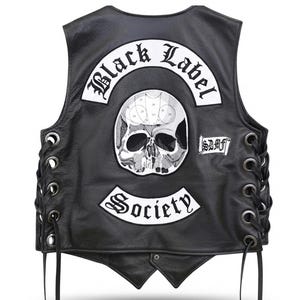Puede incluir: Un chaleco de cuero negro con cordones laterales y ojales metálicos. La parte posterior muestra un gran parche blanco con un gráfico de calavera, el texto Black Label Society en fuente gótica y un parche rectangular más pequeño con SDMF.