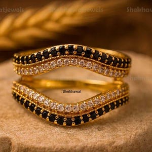 Ringskyddsförstärkare i svart onyx, guldböjd vigselring med dubbel chevron, alternerande stapelring med vit diamant, unik present till henne