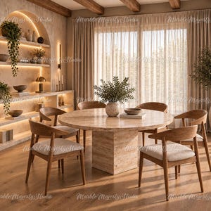Peut inclure: Une table de salle à manger ronde en travertin avec un pied central, entourée de quatre chaises en bois avec des sièges rembourrés de couleur claire. La table est située dans une pièce avec une niche murale arquée et des rideaux légers.