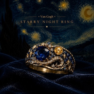 Op de afbeelding: Een gouden ring met een grote ronde blauwe edelsteen en een kleinere gele edelsteen, geaccentueerd met talloze kleine blauwe en witte steentjes in een wervelend sterrenpatroon. De tekst Van Gogh STARRY NIGHT RING is hierboven zichtbaar.