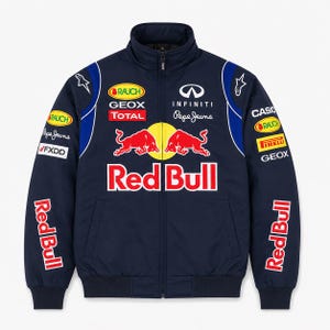 Può includere: Una giacca blu navy con zip che presenta il logo Red Bull e due tori rossi sul petto. Il capo è ricoperto da vari loghi di sponsor tra cui Infiniti, Pepe Jeans, Geox, Total, Rauch, Casio, Pirelli e FXDD, con dettagli di colore blu.