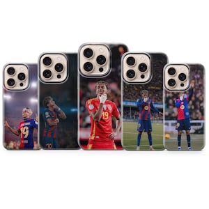 Op de afbeelding: Vijf doorzichtige smartphonehoesjes met fotoprints van een voetballer in een rood-blauw shirt met het nummer 19. De afbeeldingen tonen de atleet in verschillende houdingen op een voetbalveld, inclusief close-ups en beelden van het hele lichaam.