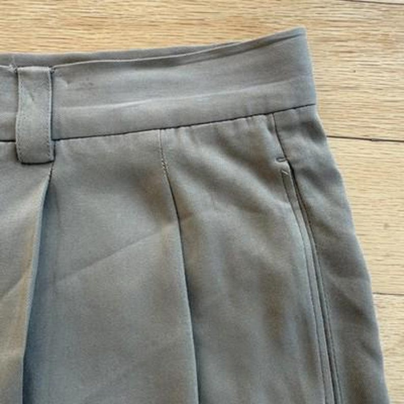 Tommy Bahama Shorts Pleated Chino Beige 100% Silk Casual 10 Inseam Mens 36 image 5