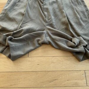 Tommy Bahama Shorts Pleated Chino Beige 100% Silk Casual 10 Inseam Mens 36 image 8
