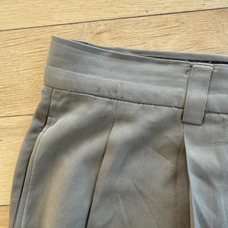 Tommy Bahama Shorts Pleated Chino Beige 100% Silk Casual 10 Inseam Mens 36 image 3
