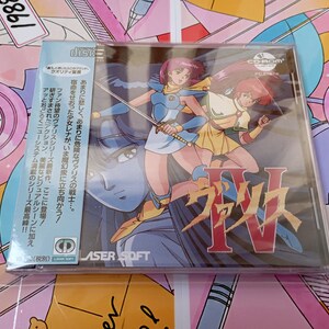 Puede incluir: Una caja de juego CD-ROM PC Engine Valis IV con ilustraciones estilo anime de dos guerreras de cabello rojo y morado. La portada muestra el título en caracteres japoneses y el logo de Laser Soft. Una franja azul lateral incluye texto en japonés.
