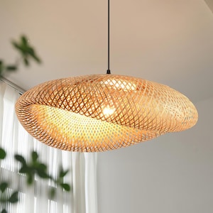 Handgemaakte hanglamp met bamboe koepel, uniek cadeau voor een housewarming, rustieke verlichting voor de eetkamer