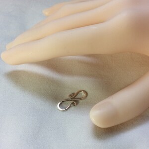 Puede incluir: Encanto de infinito de plata con un dise&ntilde;o delicado. Este encanto es perfecto para agregar un toque de elegancia a cualquier proyecto de joyer&iacute;a.