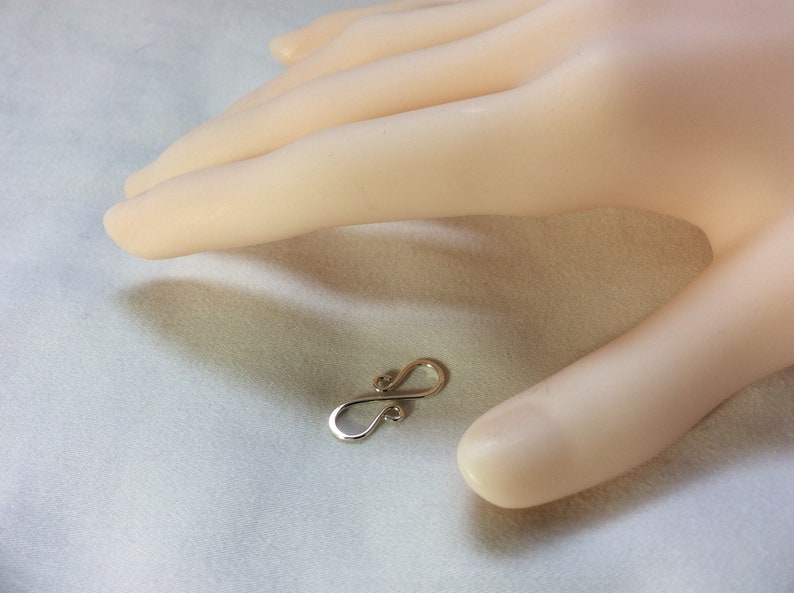 Puede incluir: Encanto de infinito de plata con un dise&ntilde;o delicado. Este encanto es perfecto para agregar un toque de elegancia a cualquier proyecto de joyer&iacute;a.
