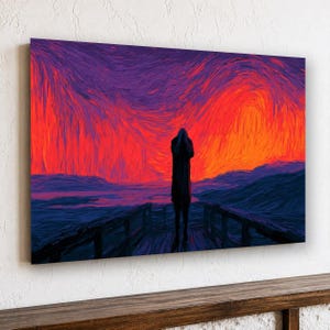 Könnte beinhalten: Ein rechteckiger Wandkunstdruck mit der dunklen Silhouette einer Person, die auf einem Holzsteg steht. Der Hintergrund zeigt einen lebendigen, texturierten Himmel mit wirbelnden Strichen in Dunkelviolett, leuchtendem Orange und Feuerrot über dunklem Wasser.