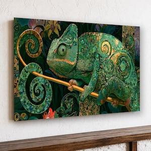 Puede incluir: Una impresión de arte mural rectangular que presenta una ilustración detallada de un camaleón verde posado en una rama. El camaleón está compuesto por intrincados patrones tipo mosaico en tonos esmeralda, lima y oro, sobre un fondo floral oscuro.