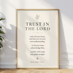 Puede incluir: Una lámina de arte mural rectangular en un marco de madera clara con el texto TRUST IN THE LORD with all your heart, and lean not on your own understanding in all your ways acknowledge Him, and He will make your paths straight. PROVERBS 3:5-6.