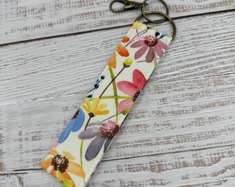 Watercolor Daisies - Wristlet Keychain
