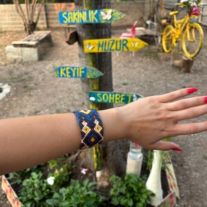 Pulsera de la amistad tejida, pulsera de macramé bohemia, pulsera tejida geométrica azul y amarilla, trenza con patrón azteca hecha a mano.