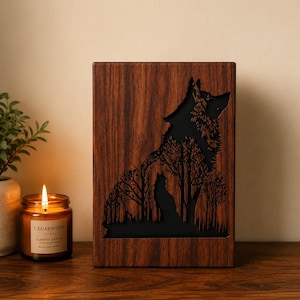 Urna funerária personalizada em madeira de jacarandá com lobo, caixa de lembrança memorial em madeira.