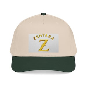 Peut inclure: Une casquette de baseball beige avec une visière vert foncé et un bouton supérieur. L'avant présente un écusson blanc rectangulaire brodé avec le texte doré ZENTARA et une grande lettre Z dorée centrée sous le texte en police serif.