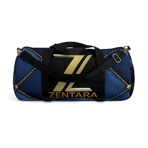 Peut inclure: Un sac de sport bleu avec une surface texturée façon cuir, orné d'un motif de chaînes dorées et de clous dorés. Le panneau central est noir avec un grand logo Z doré et le texte ZENTARA imprimé en doré. Il possède des poignées et une sangle noires.