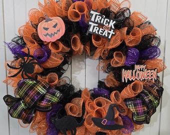 Guirlanda de Halloween feita à mão para porta de entrada, guirlanda de malha decorativa "Doces ou Travessuras", decoração assustadora em preto, laranja e roxo.