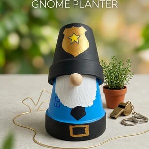 Op de afbeelding: Een handgemaakte politie-kabouter plantenbak met een zwarte politiepet met een gouden sterbadge, een blauw uniformhemd, een zwarte das en een zwarte riem met een gouden gesp. De kabouter heeft een witte baard en een ronde houten neus. Tekst: HANDCRAFTED OFFICER GNOME PLANTER en OFFICER K9 - A Unique Gift for Your Protector.