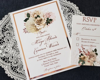 Convites de casamento em estilo shabby chic com renda floral em tons de ouro rosa.