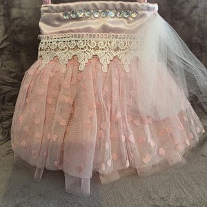 Borsa a tracolla in tulle rosa con strass e motivo a cuori – Design unico