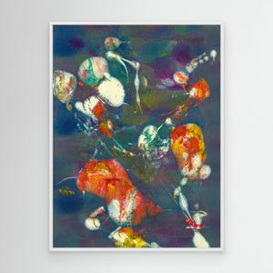 Op de afbeelding: Een rechthoekig ingelijst kunstwerk aan de muur met een abstract schilderij op een donkerblauwe en paarse achtergrond. De compositie bevat verspreide, organische vormen in levendige tinten oranje, geel, wit en groen, wat een vloeiend effect creëert.