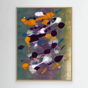 Op de afbeelding: Een abstract schilderij in een lichthouten lijst met een verticale compositie van spetterverf. Het kunstwerk toont donkerpaarse, feloranje, witte en blauwe inktachtige druppels en organische vormen tegen een getextureerde groene achtergrond.