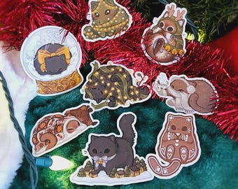 以下が含まれることがあります： クリスマスをテーマにした猫のステッカーのコレクション。 スノーグローブの中の猫、クリスマスツリーとして飾られた猫、トナカイの帽子をかぶった猫など、さまざまな猫のイラストが描かれています。 ステッカーは緑と赤の背景にあります。