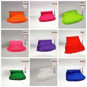 Op de afbeelding: Een raster van negen franje-stalen in verschillende kleuren, waaronder oranje, cerise, neongroen, neonroze, paars, rood, smaragdgroen, wit en koningsblauw. Elk staal heeft een rechte bovenrand met lange, vloeiende, dunne verticale draden.