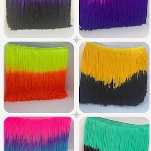 Könnte beinhalten: Eine Sammlung von sechs rechteckigen Stofffransenborten, die jeweils einen zweifarbigen Verlauf aufweisen. Die Farbkombinationen umfassen Violett und Schwarz, Pink und Violett, Neongelb und Orange, Gelb und Schwarz, Pink und Blau sowie Grün und Schwarz.