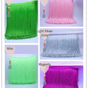Puede incluir: Una colección de cinco tiras de flecos en verde, rosa claro, gris plateado claro, menta y magenta. Cada tira presenta un encabezado tejido horizontal con hilos largos, rectos y verticales. Las etiquetas de texto Green, Light Pink, Light Silver/Grey, Mint y Magenta están colocadas junto a cada muestra de color correspondiente.