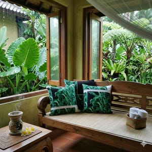 Housse de coussin tropicale verte et noire 40x40 50x50 | Coussin fait main à motif de feuilles de jungle | Housse de coussin botanique géométrique de luxe, Java