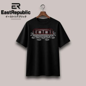 Può includere: Una t-shirt nera a maniche corte con una stampa grafica sul petto. Il design mostra la parola TOOL in un carattere con contorno rosso, posizionata sopra un gruppo di numerosi occhi bianchi e neri disposti in un motivo circolare.