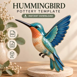 Puede incluir: Una figura de colibrí de cerámica con alas azules, cabeza verde azulada y pecho naranja, sobre una base de piedra circular. El texto dice HUMMINGBIRD POTTERY TEMPLATE, INSTANT DOWNLOAD, PDF, SVG y STL, indicando formatos de archivo digitales.