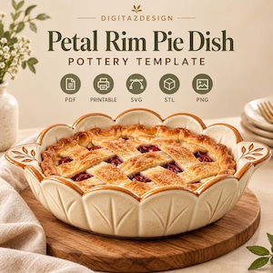 Può includere: Una tortiera in ceramica con bordo smerlato a petalo e finitura color crema maculata, contenente una crostata di ciliegie con crosta a reticolo. Il testo in alto recita DIGITAZDESIGN Petal Rim Pie Dish POTTERY TEMPLATE con icone di file.