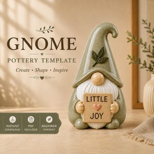 Könnte beinhalten: Eine Keramik-Gnom-Figur mit einem salbeigrünen Hut mit Blattakzent, einem weißen Bart und einem beigen Schild in den Händen, auf dem LITTLE JOY mit einem kleinen Herz steht. Der Text GNOME POTTERY TEMPLATE Create Shape Inspire ist sichtbar.