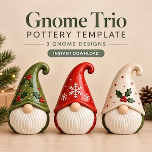 Puede incluir: Una plantilla de cerámica titulada Gnome Trio con tres diseños de gnomos. Los gnomos tienen barbas blancas, narices redondas y sombreros puntiagudos en verde con acebo, rojo con copos de nieve blancos y crema con puntos y bayas rojas.