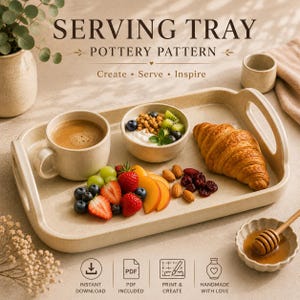 Puede incluir: Una bandeja de servicio beige con asas, que incluye el texto "SERVING TRAY POTTERY PATTERN" y "Create • Serve • Inspire". La bandeja contiene una taza de café, un bol de yogur con fruta, un cruasán y un pequeño cuenco de miel con un cazo.