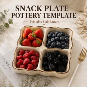 Könnte beinhalten: Ein quadratischer, viergeteilter Keramik-Snackteller mit cremefarbener Glasur und dunkelbraunem Rand, gefüllt mit Erdbeeren, Blaubeeren, Himbeeren und Brombeeren. Der Text SNACK PLATE POTTERY TEMPLATE Printable Slab Pattern ist zu sehen.