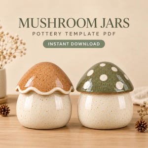Puede incluir: Dos tarros de cerámica con forma de seta y bases de color crema moteado. El tarro izquierdo tiene una tapa beige con borde ondulado, mientras que el derecho presenta una tapa verde con lunares blancos. Texto MUSHROOM JARS POTTERY TEMPLATE PDF INSTANT DOWNLOAD.