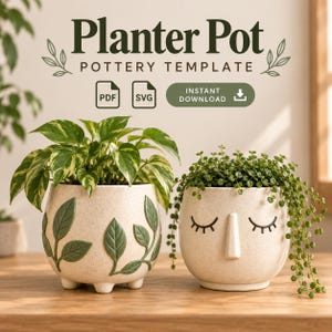 Puede incluir: Dos macetas de cerámica color blanco roto con motas. Una tiene diseños de hojas verdes en relieve y pies pequeños, la otra un rostro esculpido con ojos cerrados y nariz. El texto dice Planter Pot POTTERY TEMPLATE PDF SVG INSTANT DOWNLOAD.
