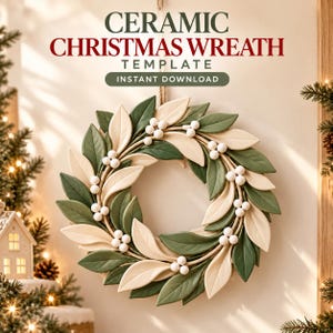 Pode incluir: Um modelo de guirlanda de Natal em cerâmica com folhas alternadas em verde sálvia e creme, com cachos de pequenas bagas brancas. O texto CERAMIC CHRISTMAS WREATH TEMPLATE INSTANT DOWNLOAD é exibido acima do design circular da guirlanda.