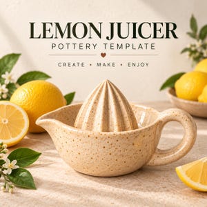 Op de afbeelding: Een gespikkelde beige keramische citroenpers met een centrale perskegel, een schenktuit en een handvat aan de zijkant. De tekst erboven luidt LEMON JUICER POTTERY TEMPLATE, CREATE • MAKE • ENJOY. De pers is omringd door gele citroenen en bladeren.