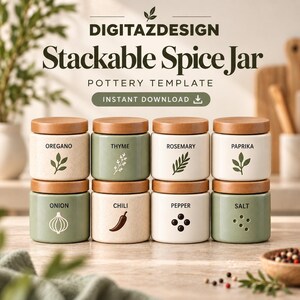 Puede incluir: Ocho frascos de especias cilíndricos de cerámica con tapas de madera dispuestos en dos filas. Los frascos son de color crema o verde salvia con etiquetas para Oregano, Thyme, Rosemary, Paprika, Onion, Chili, Pepper y Salt, con un icono.