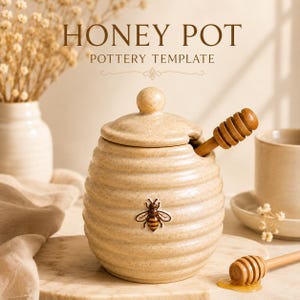 Può includere: Un vasetto per miele in ceramica beige maculato con coperchio abbinato ed esterno scanalato. Il vasetto presenta un piccolo emblema a forma di ape sul davanti e include un mestolo per miele in legno. Il testo HONEY POT POTTERY TEMPLATE è visibile.