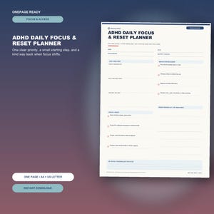 Op de afbeelding: Een wit ADHD Daily Focus & Reset plannerblad met donkerblauwe tekst en koppen. De lay-out bevat secties voor focus, dagelijkse prioriteiten, eerste stappen en een brain parking lot, met selectievakjes voor taken en een notitiesectie.