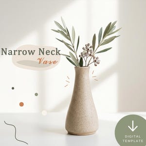 Op de afbeelding: Een beige gespikkelde vaas met een smalle hals die groene olijftakken met kleine bessen bevat. De tekst Narrow Neck Vase is links zichtbaar en een groene cirkel met een witte pijl en de tekst DIGITAL TEMPLATE staat in de rechterbenedenhoek.